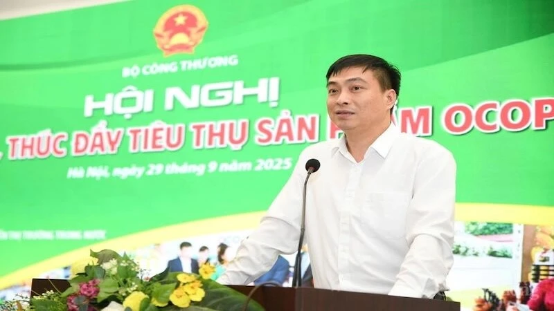 Bui Nguyen Anh Tuan, Deputy Director of the Department of Domestic Market Management and Development, speaks at the conference.