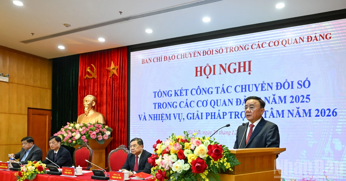 Permanent member of the PCC’s Secretariat Tran Cam Tu, Head of the Steering Committee for Digital Transformation in Party agencies, delivers the opening remarks and suggests discussion themes at the conference. (Photo: DUY LINH)