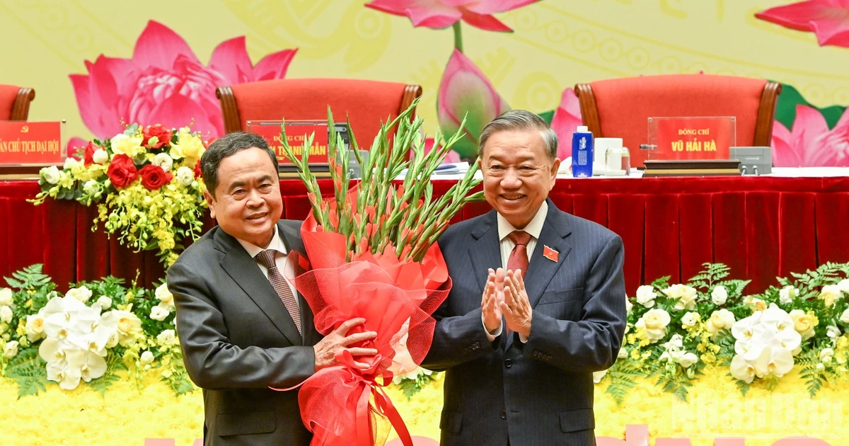 General Secretary To Lam presents flowers to congratulate Secretary of the National Assembly Party Committee and National Assembly Chairman Tran Thanh Man.