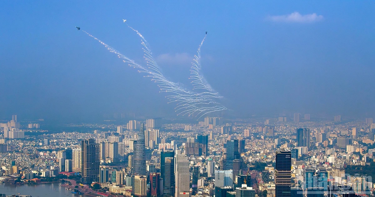 Photo: Rise by photographer Nguyen Tien Anh Tuan (The image captures a formation of three SU-30MK2 fighter jets of the Viet Nam People's Air Force performing an aerial display and releasing flares over Ho Chi Minh City during the celebration of the 50th anniversary of the Liberation of the South and National Reunification. The scene symbolises the vibrant vitality of the nation, asserting sovereignty over its free skies and embodying the city’s rise into a new era, as well as that of the country as a whole).