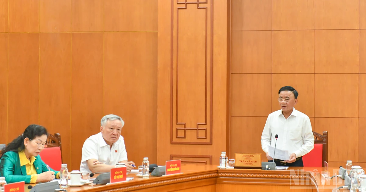 [Foto] Dirigente partidista revisa Informe sobre el liderazgo y la dirección del Buró Ejecutivo del Comité Central del XIII mandato