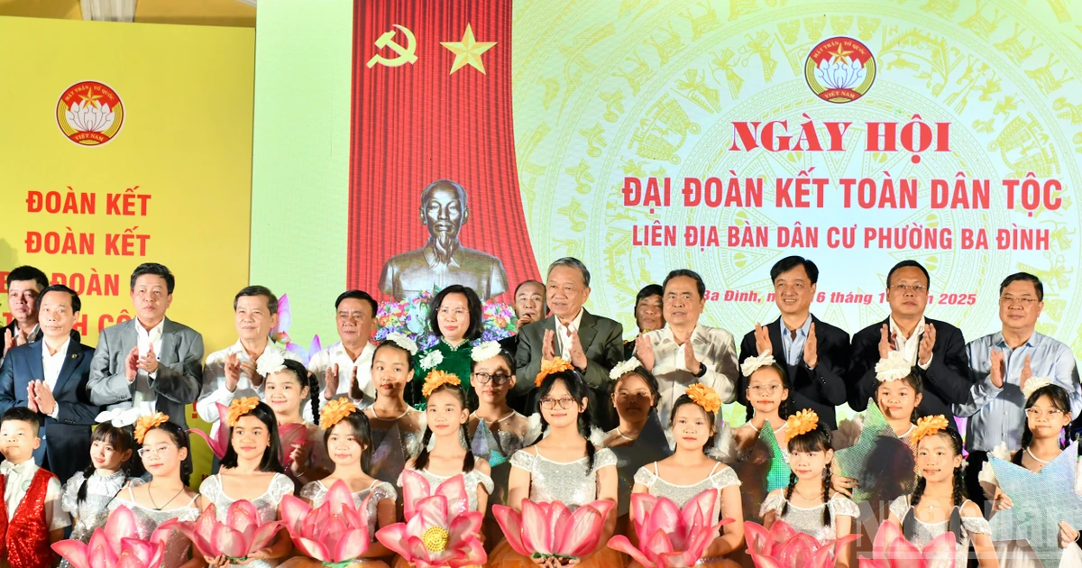 [Foto] Dirigente partidista asiste al Día de la Gran Unidad Nacional en barrio Ba Dinh en Hanói 