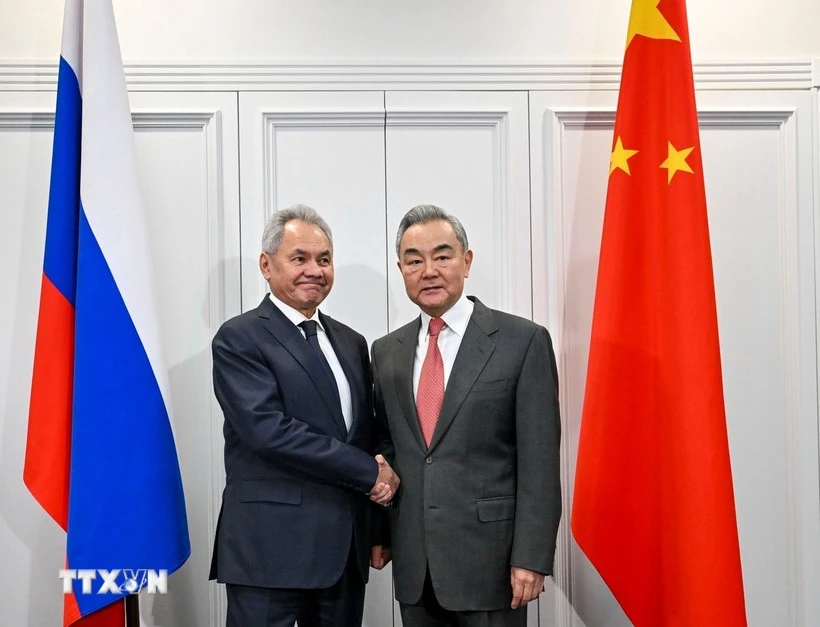 俄罗斯联邦安全会议秘书谢尔盖·绍伊古与中国外交部长王毅。图片来源：新华社