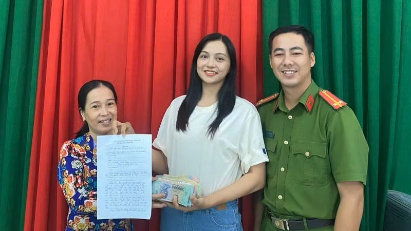 An Giang: Nhặt hơn 50 triệu đồng, nữ giáo viên trình báo Công an để trả người đánh rơi