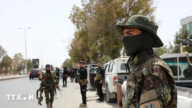 Un agente de seguridad sirio monta guardia en la ciudad de Ashrafiyat Sahnaya, al suroeste de Damasco. (Foto: Xinhua/VNA)