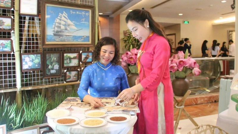 Nguyen Thi Van creating unique rice paintings.