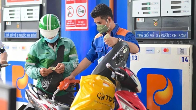 Linh hoạt điều hành, sử dụng Quỹ bình ổn để “hạ nhiệt” giá xăng, dầu