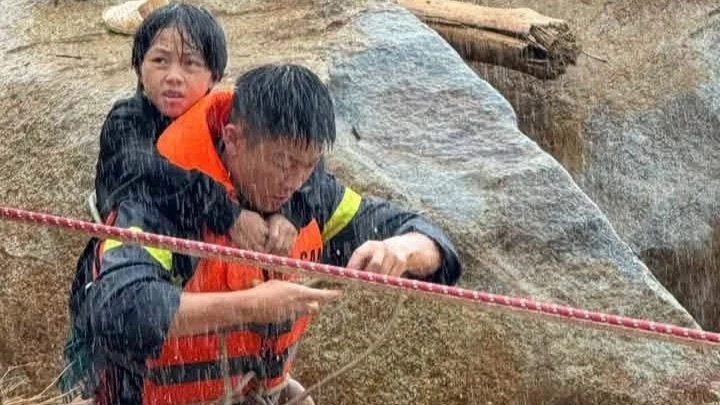 Gồng mình hỗ trợ người dân trong mưa lũ