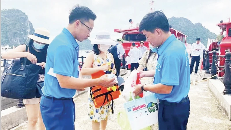 Giải pháp giảm rác thải nhựa trong du lịch