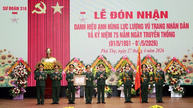 Sư đoàn 316 đón nhận danh hiệu Anh hùng Lực lượng vũ trang nhân dân lần thứ hai
