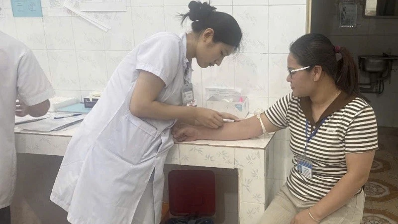 Y, bác sĩ Trung tâm Y tế Tuần Giáo hiến máu cứu bệnh nhân bị sốc, mất máu nặng