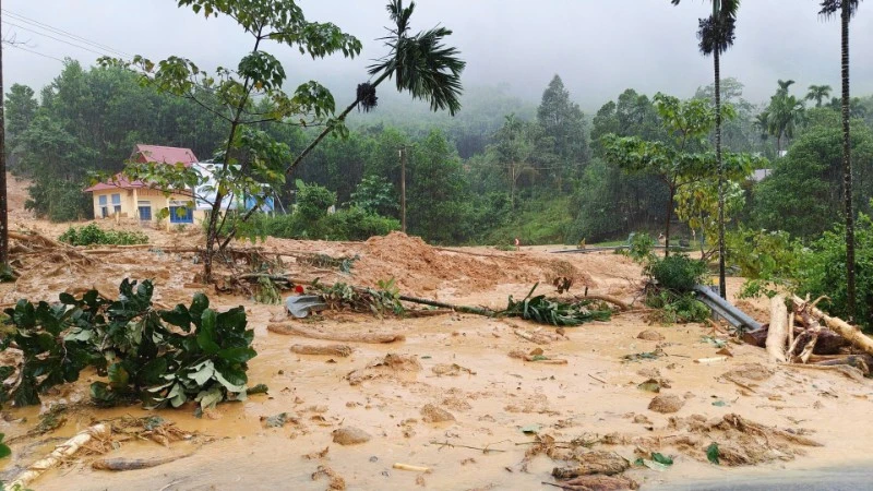 Quốc lộ 40B tại Km82+500 qua địa phận xã Trà Tân, đất đá từ trên núi sạt lở với khối lượng rất lớn đã cuốn trôi cống thoát nước, vùi lấp mặt đường. Ảnh: Lê Anh Quân-Đỗ Vạn