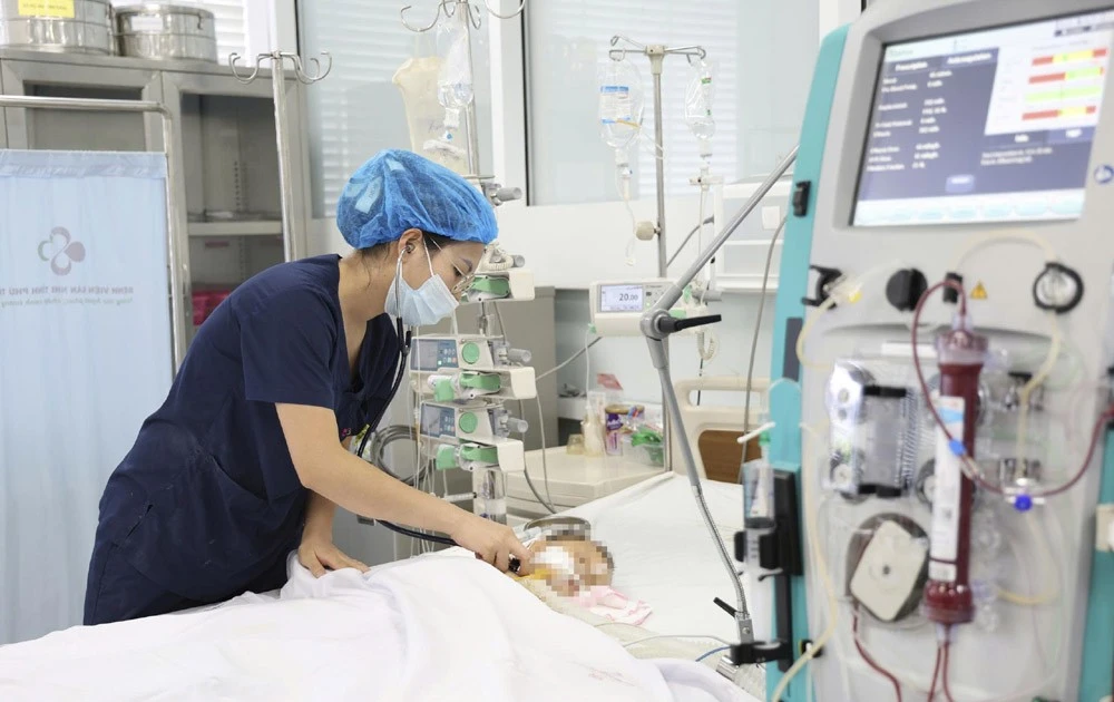 Cứu sống bé trai 15 tháng tuổi bị ong vò vẽ đốt 60 nốt trên cơ thể