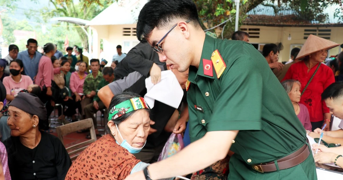 Học viện Quân y khám bệnh, cấp thuốc, tặng quà cho người dân xã Linh Hồ, tỉnh Tuyên Quang