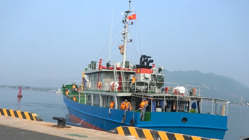 Vùng 4 Hải quân bàn giao ngư dân đột quỵ não cho gia đình