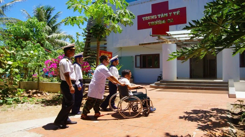 Trung tâm Y tế Trường Sa tiếp nhận, điều trị bệnh cho ngư dân