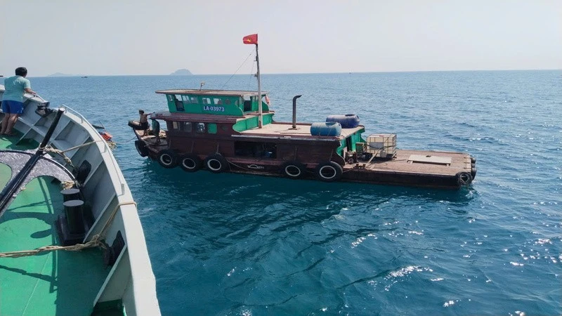 Kịp thời cứu ghe đánh cá bị sự cố, trôi dạt trên biển