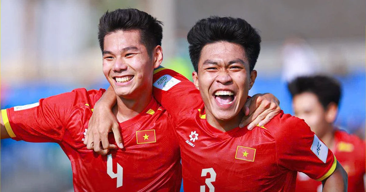 晓明（左）进球，帮助越南U23球队将比分扩大为2比0领先。（图片来源：越南足联）