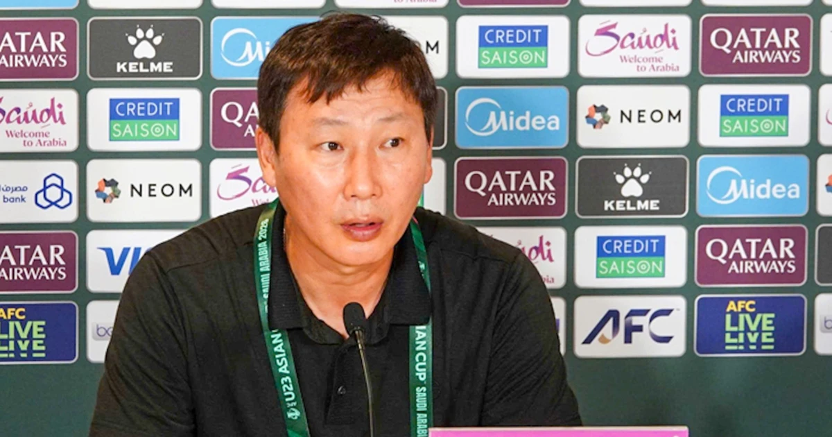 越南U23足球队主教练金相在新闻发布会上。