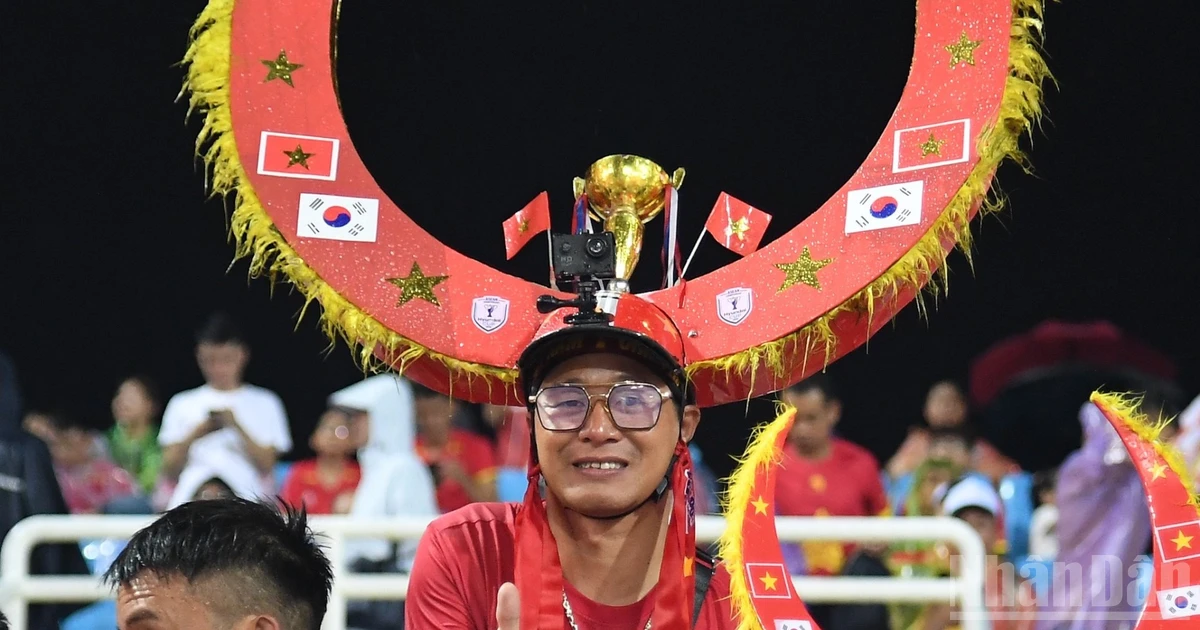 [Ảnh] Vượt qua thời tiết, người hâm mộ đến Mỹ Đình "tiếp lửa" cho tuyển Việt Nam