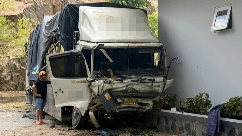 Lâm Đồng: Xe tải lao xuống núi Tà Zôn, 3 người tử vong