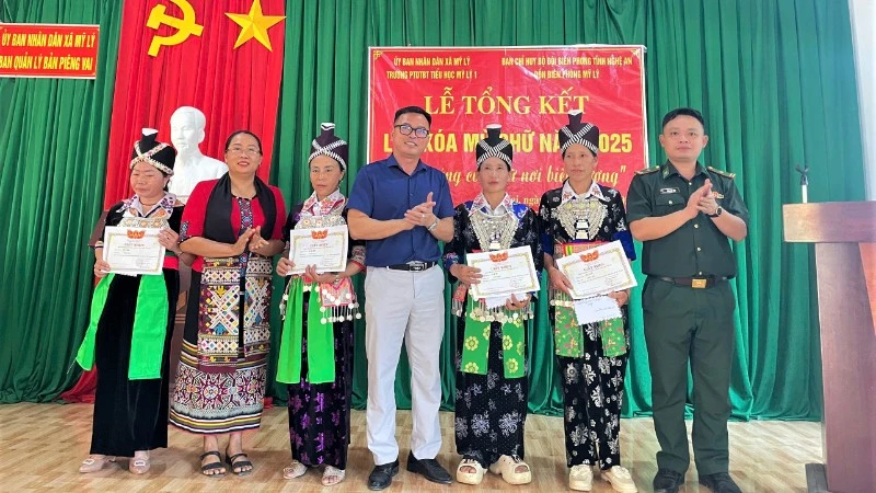 Nghệ An tổng kết lớp xóa mù chữ cho phụ nữ H’Mông khu vực biên giới