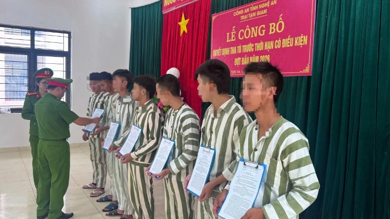 Nghệ An: 7 phạm nhân được tha tù trước thời hạn có điều kiện