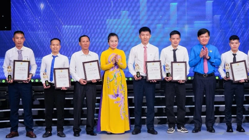 Nghệ An biểu dương điển hình tiên tiến học tập và làm theo phong cách, đạo đức Hồ Chí Minh