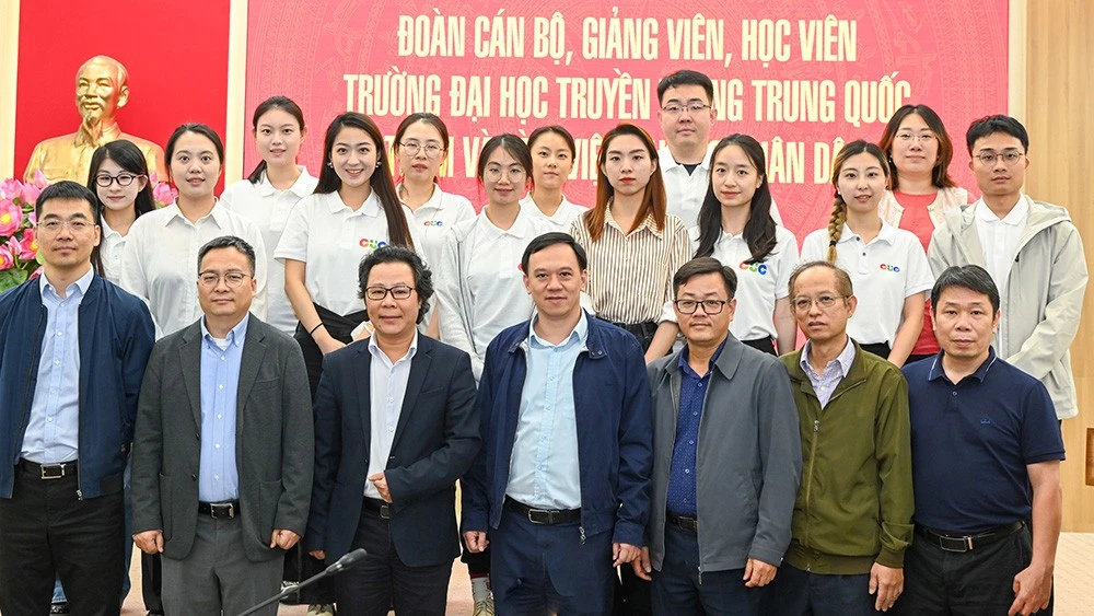 《人民报》社领导、干部与中国传媒大学代表团合影留念。（图片来源：世代 摄）