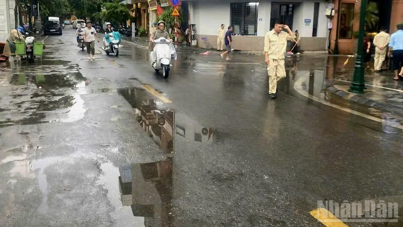 Hà Nội: Mưa lớn gây úng ngập cục bộ, sau 30 phút, nước cơ bản rút hết