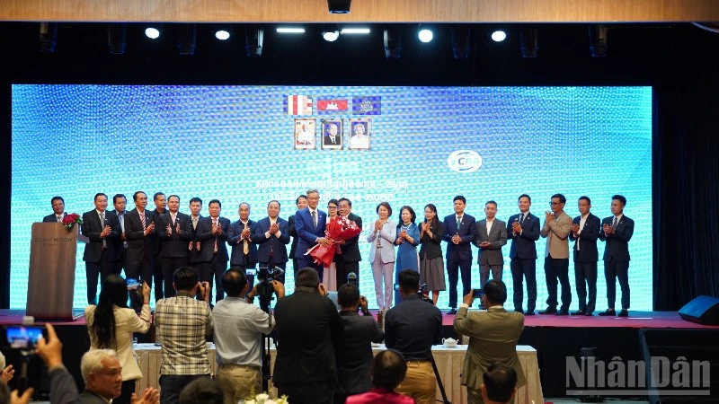 Ambassador Nguyen Minh Vu presents flowers to congratulate members of the VCBA Executive Committee for the 2025–2029 term. (Photo: Dinh Truong)