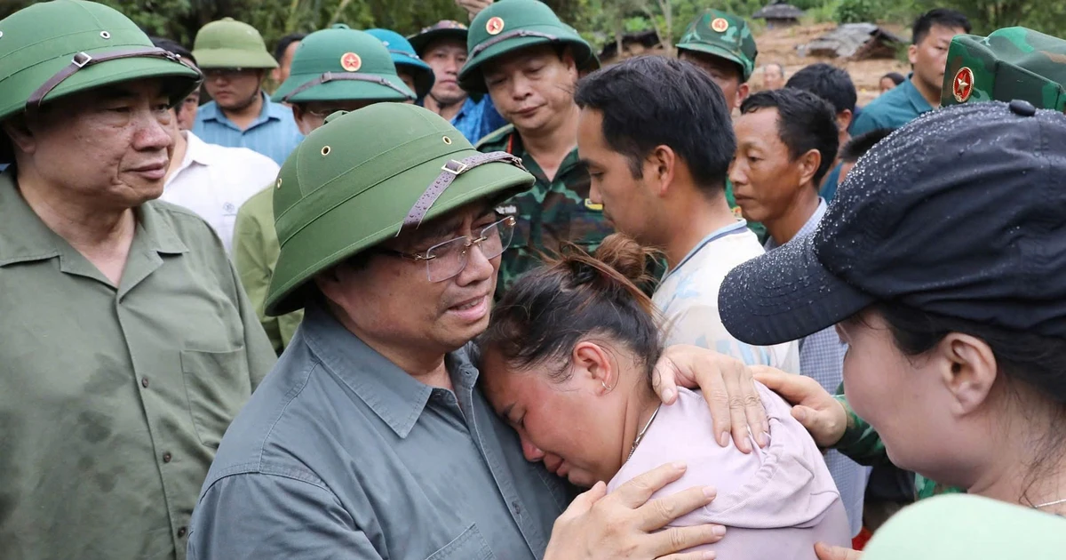 [Foto] Premier vietnamita anima a personas afectadas por las inundaciones repentinas en Dien Bien