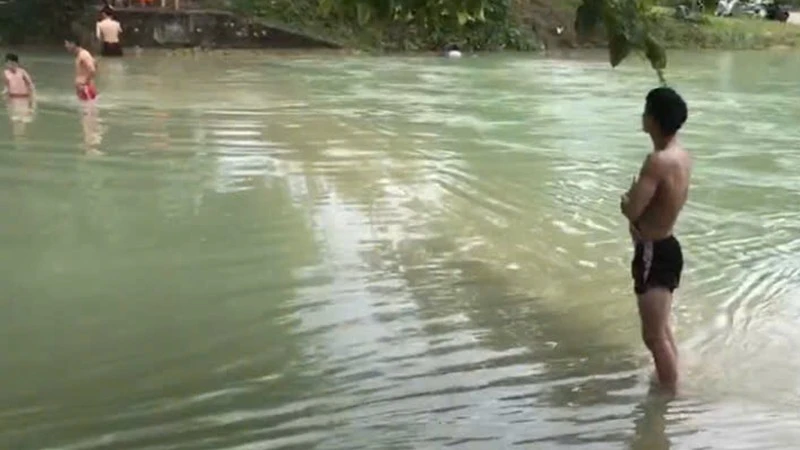 Thanh Hóa: Đại úy công an cứu hộ thiếu niên khỏi đuối nước
