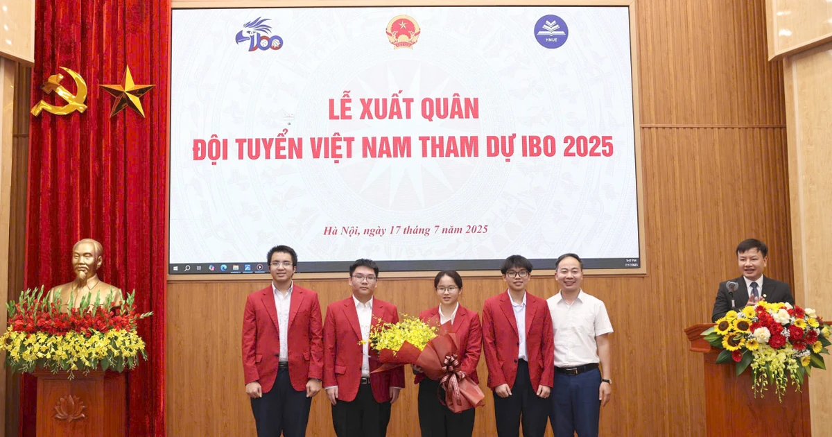 Four students of the Vietnamese national team participating in the 2025 International Biology Olympiad (IBO) with Deputy Director of the Quality Management Department, Ministry of Education and Training, at the send-off ceremony. (Photo: Ha Noi National University of Education)