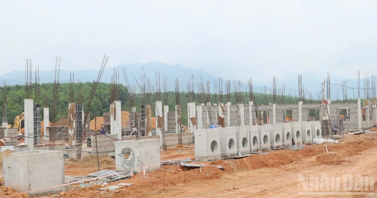 Quảng Ngãi kiên quyết thay thế nhà thầu yếu kém trong thi công trường nội trú liên cấp vùng biên