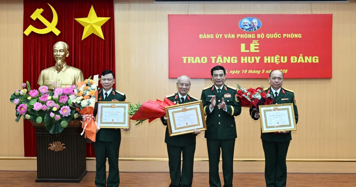 Đại tướng Phạm Văn Trà nhận Huy hiệu 70 năm tuổi Đảng