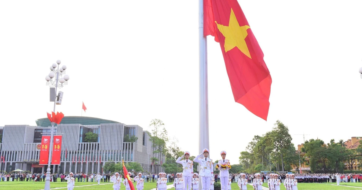 Thiêng liêng, xúc động Lễ chào cờ trong ngày kỷ niệm 51 năm non sông liền một dải