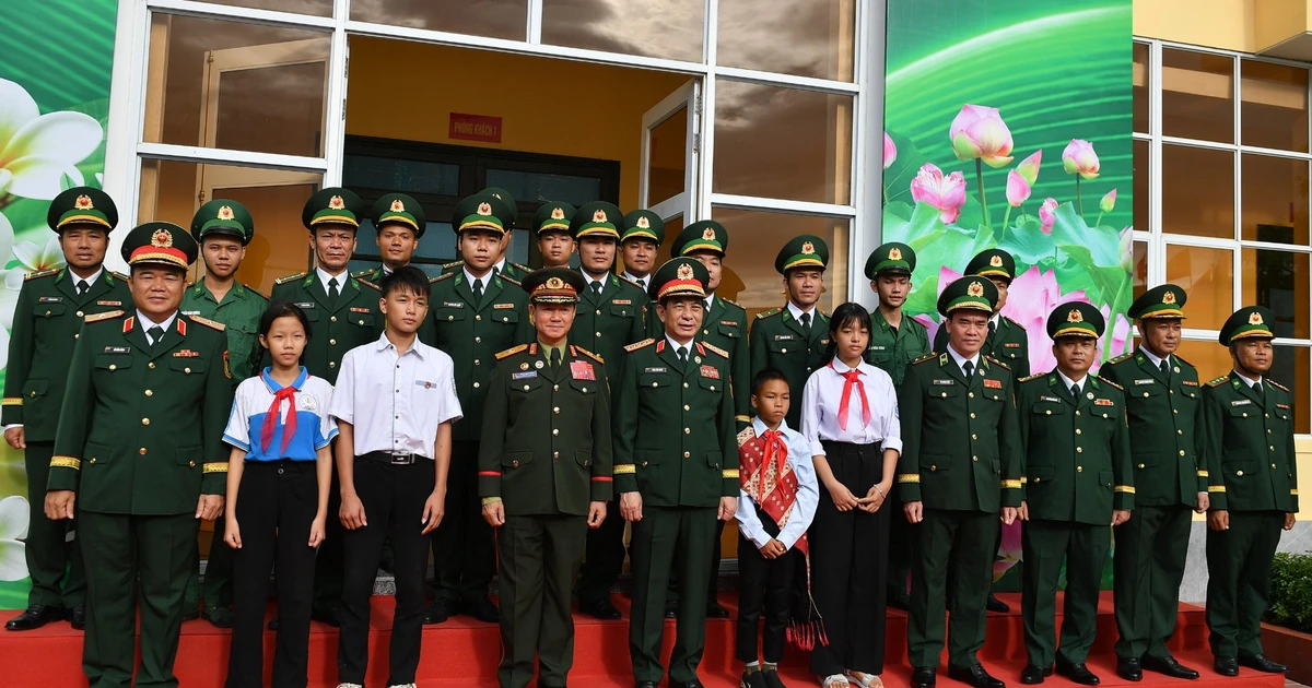 Đoàn đại biểu cấp cao Bộ Quốc phòng Việt Nam-Lào thăm, tặng quà Đồn Biên phòng cửa khẩu Thanh Thủy
