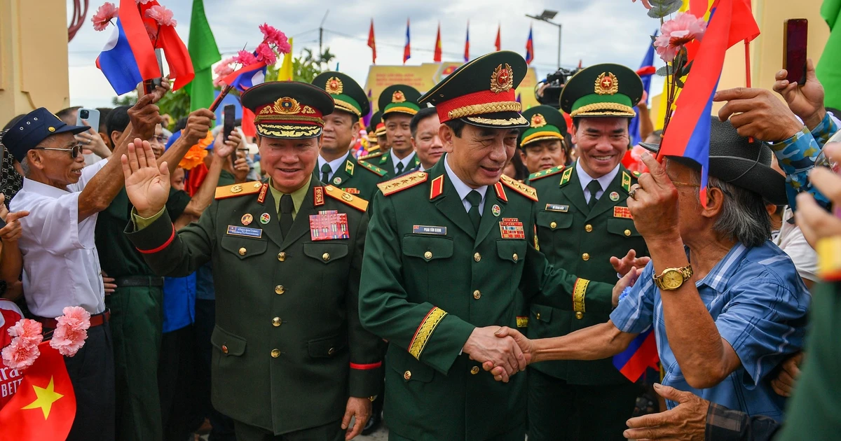 Thắm tình đoàn kết hai bên biên giới Việt Nam-Lào