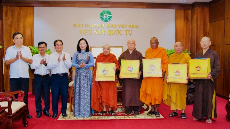 Lãnh đạo Thành phố Hồ Chí Minh chúc mừng chức sắc Phật giáo nhân Đại lễ Phật đản