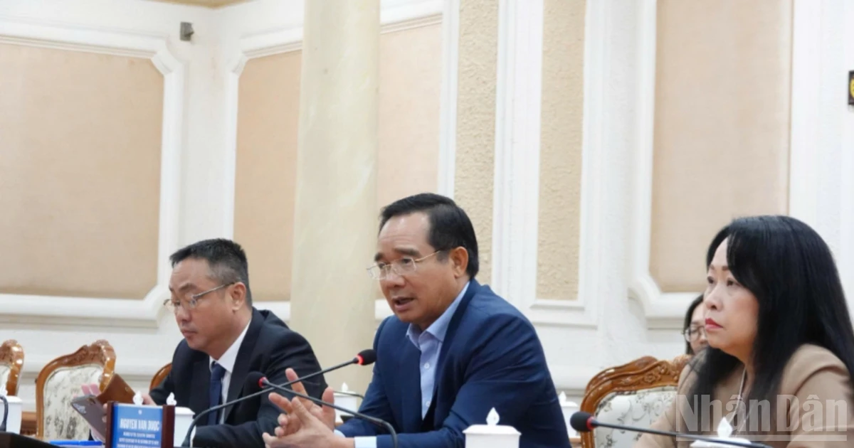 El presidente del Comité Popular de Ciudad Ho Chi Minh, Nguyen Van Duoc (centro), toma la palabra en el encuentro. 
