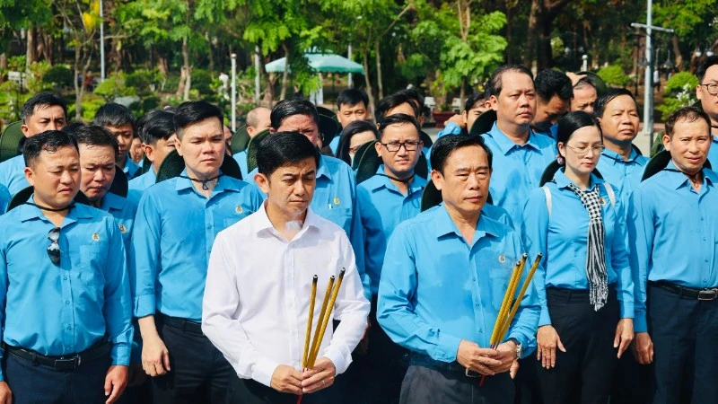 Đoàn cán bộ Công đoàn Thành phố Hồ Chí Minh viếng Nghĩa trang Hàng Dương