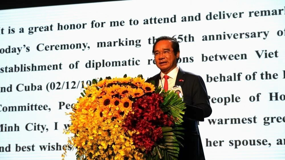 越共中央委员、胡志明市人民委员会主席阮文得出席活动。