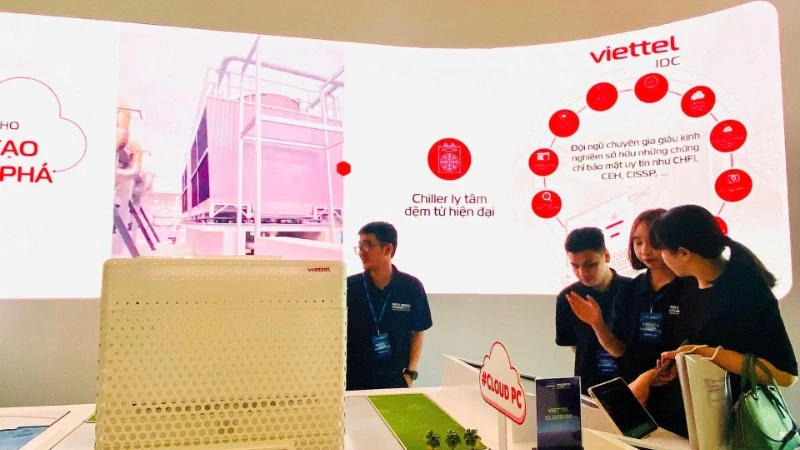 Viettel IDC’s booth showcases a model of the Hoa Lac Data Centre.