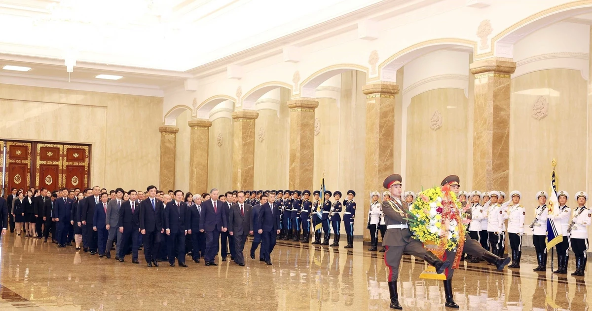 Tổng Bí thư Tô Lâm đặt hoa tưởng nhớ Chủ tịch Kim Nhật Thành và Tổng Bí thư Kim Jong-il