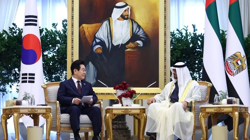 El presidente de Corea del Sur, Lee Jae Myung (a la izquierda) se reúne con el presidente de los Emiratos Árabes Unidos, el jeque Mohamed bin Zayed Al Nahyan (a la derecha) en Abu Dabi, el 18 de noviembre de 2025. (Foto: Yonhap/VNA)