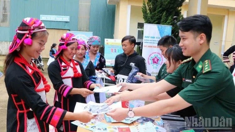 Leaflets distributed to raise awareness of human trafficking prevention at the Lai Chau border area. (Photo: Border Guard)