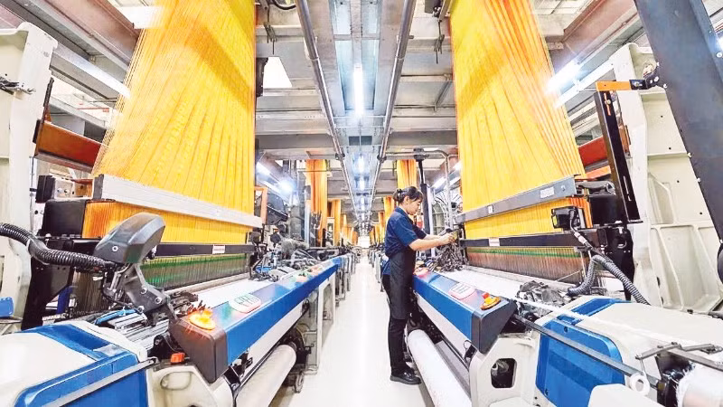 Thu hẹp khoảng cách thu nhập giới và vùng miền