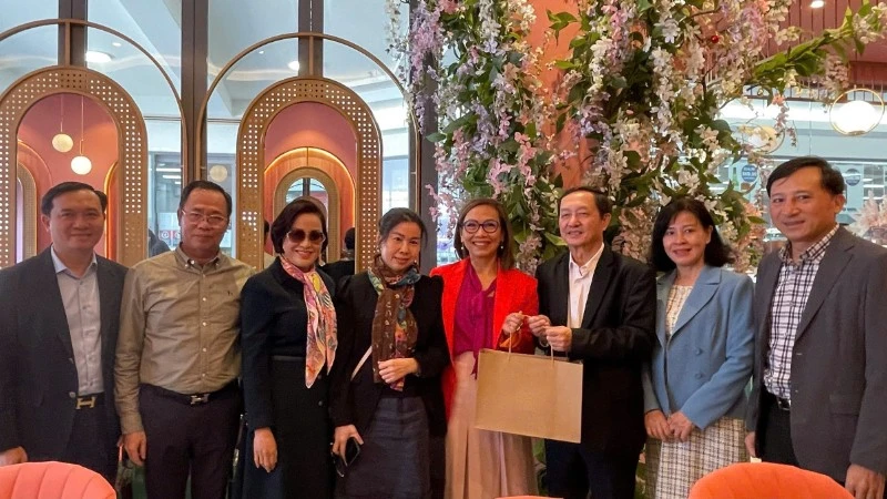 Federal Member of Parliament Dai Le, representing the electorate of Fowler (in red), discusses with the delegation of short-term training officers in Australia about digital transformation of public services in Fowler (Australia).