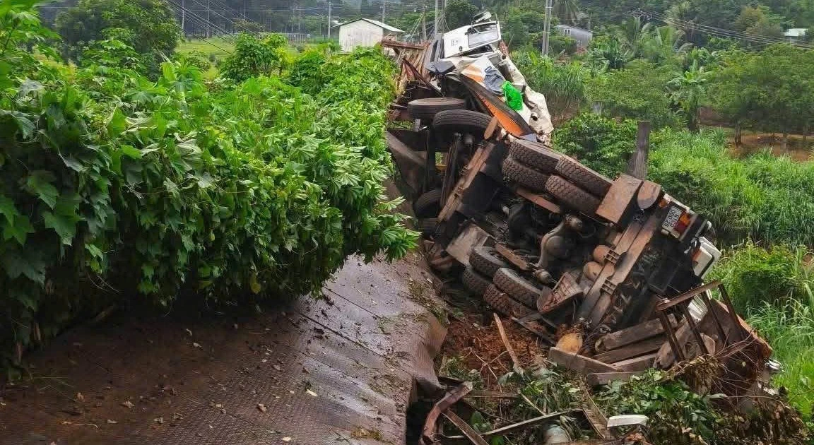 Xe tải tông sập cầu sắt bắc qua thượng nguồn sông Bé